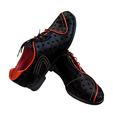 Eleganter Simen Damen Schnürschuh 2927A aus Vollleder in Schwarz mit orangen Akzenten, feinem Punktmuster und klassischer Schnürung – ein moderner und stilvoller Halbschuh, hergestellt in Polen.... Eleganter Simen Damen Schnürschuh 2927A aus Vollleder in Schwarz mit orangen Akzenten, feinem Punktmuster und klassischer Schnürung – ein moderner und stilvoller Halbschuh, hergestellt in Polen....