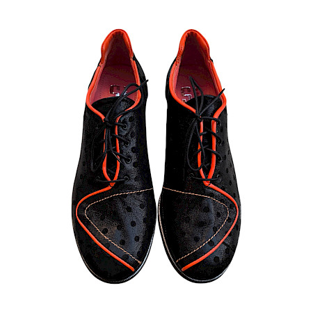 Eleganter Simen Damen Schnürschuh 2927A aus Vollleder in Schwarz mit orangen Akzenten, feinem Punktmuster und klassischer Schnürung – ein moderner und stilvoller Halbschuh, hergestellt in Polen.... Eleganter Simen Damen Schnürschuh 2927A aus Vollleder in Schwarz mit orangen Akzenten, feinem Punktmuster und klassischer Schnürung – ein moderner und stilvoller Halbschuh, hergestellt in Polen....
