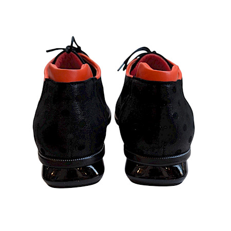Eleganter Simen Damen Schnürschuh 2927A aus Vollleder in Schwarz mit orangen Akzenten, feinem Punktmuster und klassischer Schnürung – ein moderner und stilvoller Halbschuh, hergestellt in Polen.... Eleganter Simen Damen Schnürschuh 2927A aus Vollleder in Schwarz mit orangen Akzenten, feinem Punktmuster und klassischer Schnürung – ein moderner und stilvoller Halbschuh, hergestellt in Polen....