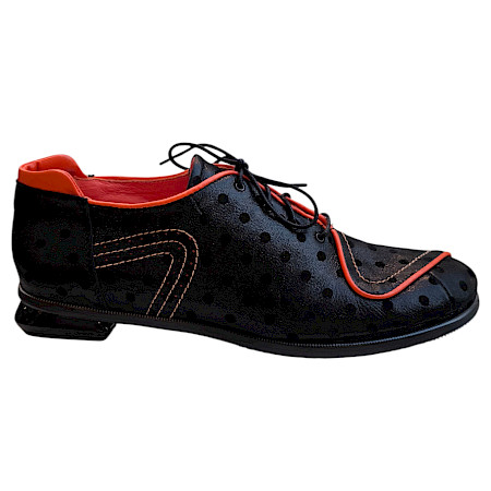 Eleganter Simen Damen Schnürschuh 2927A aus Vollleder in Schwarz mit orangen Akzenten, feinem Punktmuster und klassischer Schnürung – ein moderner und stilvoller Halbschuh, hergestellt in Polen.... Eleganter Simen Damen Schnürschuh 2927A aus Vollleder in Schwarz mit orangen Akzenten, feinem Punktmuster und klassischer Schnürung – ein moderner und stilvoller Halbschuh, hergestellt in Polen....