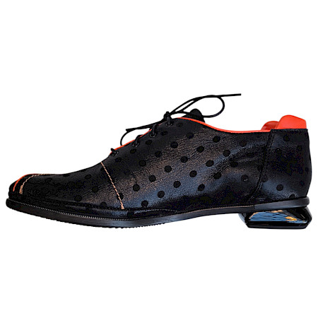 Eleganter Simen Damen Schnürschuh 2927A aus Vollleder in Schwarz mit orangen Akzenten, feinem Punktmuster und klassischer Schnürung – ein moderner und stilvoller Halbschuh, hergestellt in Polen.... Eleganter Simen Damen Schnürschuh 2927A aus Vollleder in Schwarz mit orangen Akzenten, feinem Punktmuster und klassischer Schnürung – ein moderner und stilvoller Halbschuh, hergestellt in Polen....