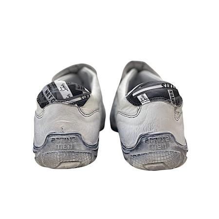 Kristofer 215 Herren Slipper weiß mit Schrift-Design, Vollleder Slipper, bequemer flexibler Lederschuh in normaler Passform Kristofer 215 Herren Slipper weiß mit Schrift-Design, Vollleder Slipper, bequemer flexibler Lederschuh in normaler Passform