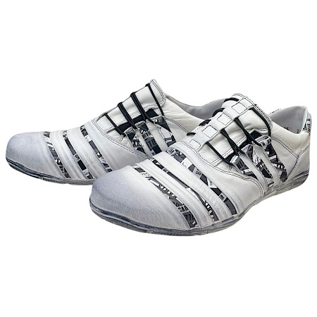 Kristofer 215 Herren Slipper weiß mit Schrift-Design, Vollleder Slipper, bequemer flexibler Lederschuh in normaler Passform Kristofer 215 Herren Slipper weiß mit Schrift-Design, Vollleder Slipper, bequemer flexibler Lederschuh in normaler Passform