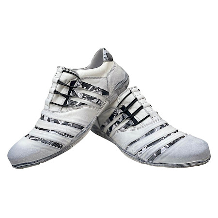 Kristofer 215 Herren Slipper weiß mit Schrift-Design, Vollleder Slipper, bequemer flexibler Lederschuh in normaler Passform Kristofer 215 Herren Slipper weiß mit Schrift-Design, Vollleder Slipper, bequemer flexibler Lederschuh in normaler Passform