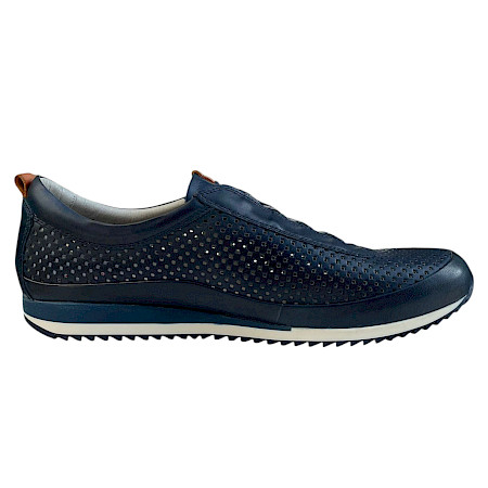Pikolinos M2A Herren Slipper in Blau aus weichem Leder, atmungsaktiv durch perforiertes Design, leichter und bequemer Freizeitschuh mit herausnehmbarer Einlegesohle Pikolinos M2A Herren Slipper in Blau aus weichem Leder, atmungsaktiv durch perforiertes Design, leichter und bequemer Freizeitschuh mit herausnehmbarer Einlegesohle