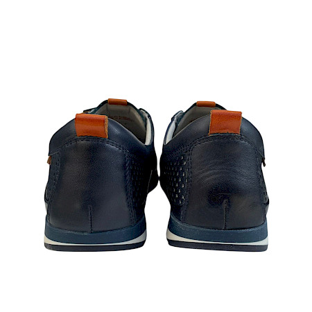 Pikolinos M2A Herren Slipper in Blau aus weichem Leder, atmungsaktiv durch perforiertes Design, leichter und bequemer Freizeitschuh mit herausnehmbarer Einlegesohle Pikolinos M2A Herren Slipper in Blau aus weichem Leder, atmungsaktiv durch perforiertes Design, leichter und bequemer Freizeitschuh mit herausnehmbarer Einlegesohle