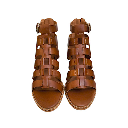 PikolinosBraune Keilsandalette mit bunten, harmonisch abgestimmten Lederriemen, feinen Ziernähten und heller Sohle – elegant, sommerlich und besonders leicht gestaltet. PikolinosBraune Keilsandalette mit bunten, harmonisch abgestimmten Lederriemen, feinen Ziernähten und heller Sohle – elegant, sommerlich und besonders leicht gestaltet.