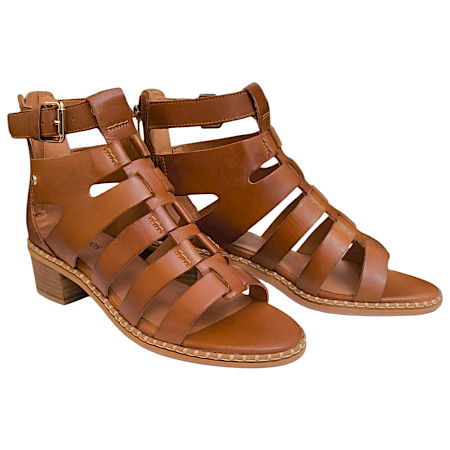 PikolinosBraune Keilsandalette mit bunten, harmonisch abgestimmten Lederriemen, feinen Ziernähten und heller Sohle – elegant, sommerlich und besonders leicht gestaltet. PikolinosBraune Keilsandalette mit bunten, harmonisch abgestimmten Lederriemen, feinen Ziernähten und heller Sohle – elegant, sommerlich und besonders leicht gestaltet.