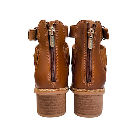 PikolinosBraune Keilsandalette mit bunten, harmonisch abgestimmten Lederriemen, feinen Ziernähten und heller Sohle – elegant, sommerlich und besonders leicht gestaltet. PikolinosBraune Keilsandalette mit bunten, harmonisch abgestimmten Lederriemen, feinen Ziernähten und heller Sohle – elegant, sommerlich und besonders leicht gestaltet.