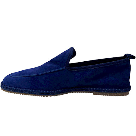 Dunkelblauer Slipper aus weichem Leder mit schlichter, eleganter Form und sichtbaren Ziernähten entlang der Seiten. Dunkelblauer Slipper aus weichem Leder mit schlichter, eleganter Form und sichtbaren Ziernähten entlang der Seiten.
