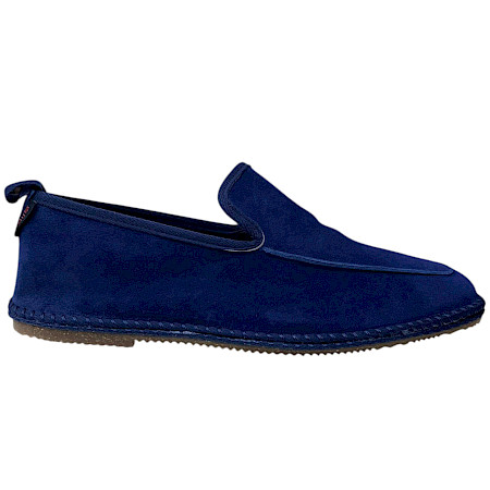 Dunkelblauer Slipper aus weichem Leder mit schlichter, eleganter Form und sichtbaren Ziernähten entlang der Seiten. Dunkelblauer Slipper aus weichem Leder mit schlichter, eleganter Form und sichtbaren Ziernähten entlang der Seiten.