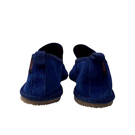 Dunkelblauer Slipper aus weichem Leder mit schlichter, eleganter Form und sichtbaren Ziernähten entlang der Seiten. Dunkelblauer Slipper aus weichem Leder mit schlichter, eleganter Form und sichtbaren Ziernähten entlang der Seiten.
