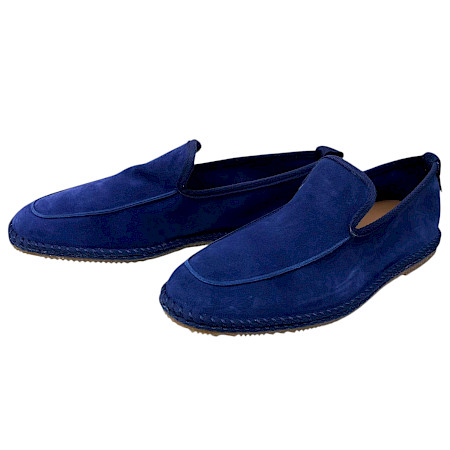 Dunkelblauer Slipper aus weichem Leder mit schlichter, eleganter Form und sichtbaren Ziernähten entlang der Seiten. Dunkelblauer Slipper aus weichem Leder mit schlichter, eleganter Form und sichtbaren Ziernähten entlang der Seiten.