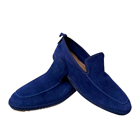 Dunkelblauer Slipper aus weichem Leder mit schlichter, eleganter Form und sichtbaren Ziernähten entlang der Seiten. Dunkelblauer Slipper aus weichem Leder mit schlichter, eleganter Form und sichtbaren Ziernähten entlang der Seiten.