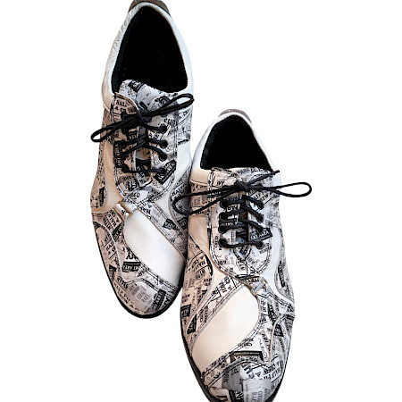 Moderner Kristofer 1401 Herren Schnürschuh aus weißem Vollleder mit Zeitungsprint, klassischer Schnürung und eleganter Form – ein stilvoller und außergewöhnlicher Business-Schuh für Männer.... Moderner Kristofer 1401 Herren Schnürschuh aus weißem Vollleder mit Zeitungsprint, klassischer Schnürung und eleganter Form – ein stilvoller und außergewöhnlicher Business-Schuh für Männer....