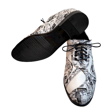 Moderner Kristofer 1401 Herren Schnürschuh aus weißem Vollleder mit Zeitungsprint, klassischer Schnürung und eleganter Form – ein stilvoller und außergewöhnlicher Business-Schuh für Männer.... Moderner Kristofer 1401 Herren Schnürschuh aus weißem Vollleder mit Zeitungsprint, klassischer Schnürung und eleganter Form – ein stilvoller und außergewöhnlicher Business-Schuh für Männer....