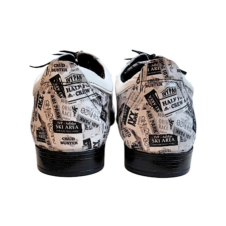 Moderner Kristofer 1401 Herren Schnürschuh aus weißem Vollleder mit Zeitungsprint, klassischer Schnürung und eleganter Form – ein stilvoller und außergewöhnlicher Business-Schuh für Männer.... Moderner Kristofer 1401 Herren Schnürschuh aus weißem Vollleder mit Zeitungsprint, klassischer Schnürung und eleganter Form – ein stilvoller und außergewöhnlicher Business-Schuh für Männer....