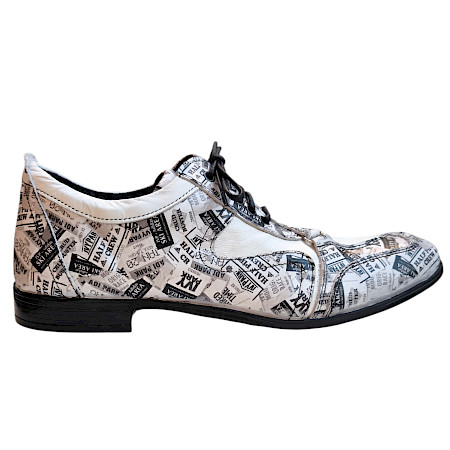 Moderner Kristofer 1401 Herren Schnürschuh aus weißem Vollleder mit Zeitungsprint, klassischer Schnürung und eleganter Form – ein stilvoller und außergewöhnlicher Business-Schuh für Männer.... Moderner Kristofer 1401 Herren Schnürschuh aus weißem Vollleder mit Zeitungsprint, klassischer Schnürung und eleganter Form – ein stilvoller und außergewöhnlicher Business-Schuh für Männer....