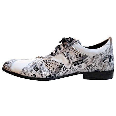 Moderner Kristofer 1401 Herren Schnürschuh aus weißem Vollleder mit Zeitungsprint, klassischer Schnürung und eleganter Form – ein stilvoller und außergewöhnlicher Business-Schuh für Männer.... Moderner Kristofer 1401 Herren Schnürschuh aus weißem Vollleder mit Zeitungsprint, klassischer Schnürung und eleganter Form – ein stilvoller und außergewöhnlicher Business-Schuh für Männer....