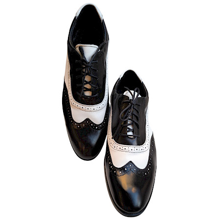 Eleganter Kristofer 206 Herren Business Schnürschuh aus schwarzem und weißem Vollleder mit klassischem Brogue-Design, Lochverzierungen und stilvoller Schnürung – ein hochwertiger Business-Schuh... Eleganter Kristofer 206 Herren Business Schnürschuh aus schwarzem und weißem Vollleder mit klassischem Brogue-Design, Lochverzierungen und stilvoller Schnürung – ein hochwertiger Business-Schuh...