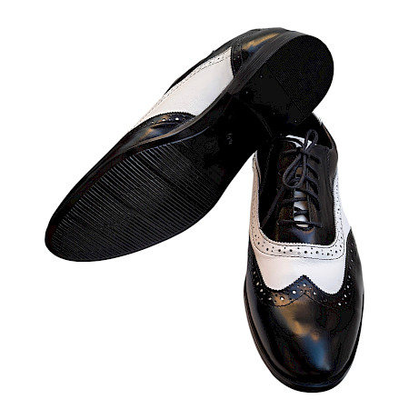 Eleganter Kristofer 206 Herren Business Schnürschuh aus schwarzem und weißem Vollleder mit klassischem Brogue-Design, Lochverzierungen und stilvoller Schnürung – ein hochwertiger Business-Schuh... Eleganter Kristofer 206 Herren Business Schnürschuh aus schwarzem und weißem Vollleder mit klassischem Brogue-Design, Lochverzierungen und stilvoller Schnürung – ein hochwertiger Business-Schuh...
