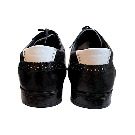 Eleganter Kristofer 206 Herren Business Schnürschuh aus schwarzem und weißem Vollleder mit klassischem Brogue-Design, Lochverzierungen und stilvoller Schnürung – ein hochwertiger Business-Schuh... Eleganter Kristofer 206 Herren Business Schnürschuh aus schwarzem und weißem Vollleder mit klassischem Brogue-Design, Lochverzierungen und stilvoller Schnürung – ein hochwertiger Business-Schuh...