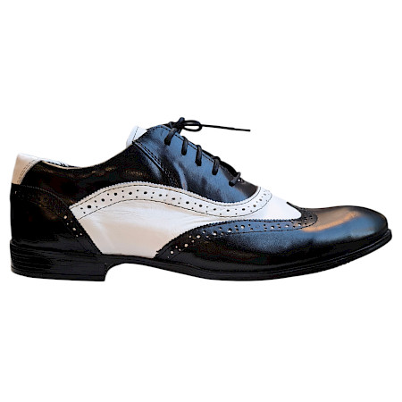 Eleganter Kristofer 206 Herren Business Schnürschuh aus schwarzem und weißem Vollleder mit klassischem Brogue-Design, Lochverzierungen und stilvoller Schnürung – ein hochwertiger Business-Schuh... Eleganter Kristofer 206 Herren Business Schnürschuh aus schwarzem und weißem Vollleder mit klassischem Brogue-Design, Lochverzierungen und stilvoller Schnürung – ein hochwertiger Business-Schuh...