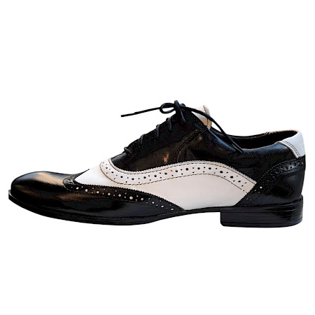 Eleganter Kristofer 206 Herren Business Schnürschuh aus schwarzem und weißem Vollleder mit klassischem Brogue-Design, Lochverzierungen und stilvoller Schnürung – ein hochwertiger Business-Schuh... Eleganter Kristofer 206 Herren Business Schnürschuh aus schwarzem und weißem Vollleder mit klassischem Brogue-Design, Lochverzierungen und stilvoller Schnürung – ein hochwertiger Business-Schuh...