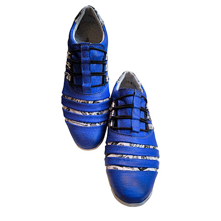 Sportlicher Kristofer 215 Herren Slipper aus royalblauem Vollleder mit dekorativen Schrift-Elementen, elastischer Schnürung und flexibler Sohle – moderner und bequemer Freizeitschuh für Männer.... Sportlicher Kristofer 215 Herren Slipper aus royalblauem Vollleder mit dekorativen Schrift-Elementen, elastischer Schnürung und flexibler Sohle – moderner und bequemer Freizeitschuh für Männer....