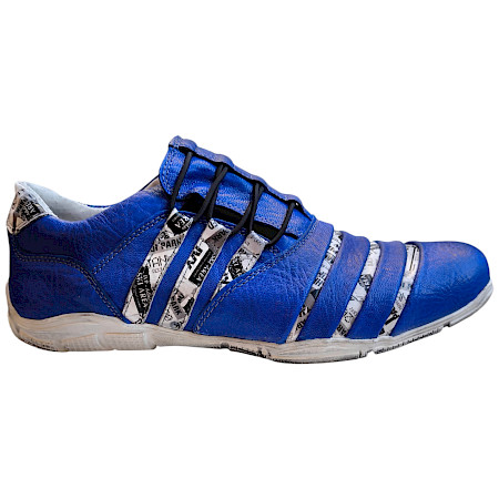 Sportlicher Kristofer 215 Herren Slipper aus royalblauem Vollleder mit dekorativen Schrift-Elementen, elastischer Schnürung und flexibler Sohle – moderner und bequemer Freizeitschuh für Männer.... Sportlicher Kristofer 215 Herren Slipper aus royalblauem Vollleder mit dekorativen Schrift-Elementen, elastischer Schnürung und flexibler Sohle – moderner und bequemer Freizeitschuh für Männer....