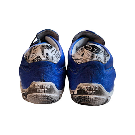 Sportlicher Kristofer 215 Herren Slipper aus royalblauem Vollleder mit dekorativen Schrift-Elementen, elastischer Schnürung und flexibler Sohle – moderner und bequemer Freizeitschuh für Männer.... Sportlicher Kristofer 215 Herren Slipper aus royalblauem Vollleder mit dekorativen Schrift-Elementen, elastischer Schnürung und flexibler Sohle – moderner und bequemer Freizeitschuh für Männer....