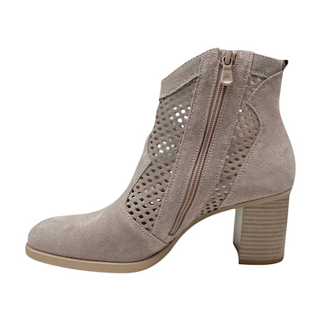 Beige Leder-Stiefelette von Nero Giardini mit Reißverschluss, perforiertem Design und 4,5 cm Absatz – atmungsaktiv, elegant und bequem Beige Leder-Stiefelette von Nero Giardini mit Reißverschluss, perforiertem Design und 4,5 cm Absatz – atmungsaktiv, elegant und bequem
