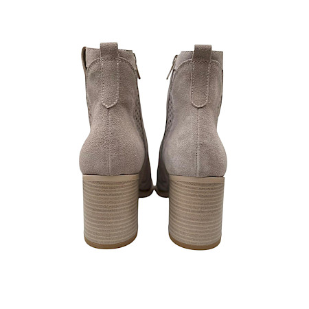 Beige Leder-Stiefelette von Nero Giardini mit Reißverschluss, perforiertem Design und 4,5 cm Absatz – atmungsaktiv, elegant und bequem Beige Leder-Stiefelette von Nero Giardini mit Reißverschluss, perforiertem Design und 4,5 cm Absatz – atmungsaktiv, elegant und bequem