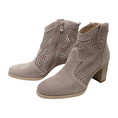 Beige Leder-Stiefelette von Nero Giardini mit Reißverschluss, perforiertem Design und 4,5 cm Absatz – atmungsaktiv, elegant und bequem Beige Leder-Stiefelette von Nero Giardini mit Reißverschluss, perforiertem Design und 4,5 cm Absatz – atmungsaktiv, elegant und bequem