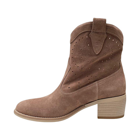 Braune Wildleder-Stiefelette mit Lochmuster, Leder-Innenfutter und Absatz – luftige Damen-Stiefelette bei kassedy.de ??✨ Braune Wildleder-Stiefelette mit Lochmuster, Leder-Innenfutter und Absatz – luftige Damen-Stiefelette bei kassedy.de ??✨
