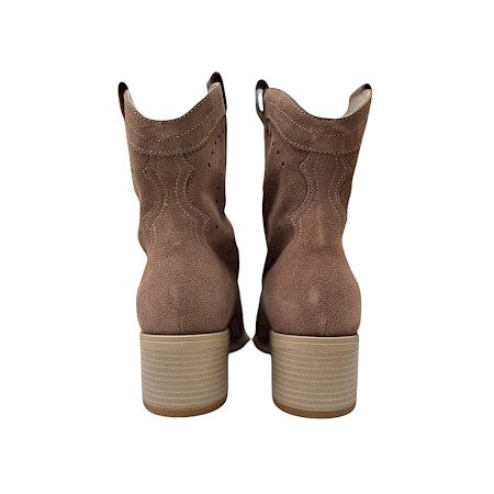 Braune Wildleder-Stiefelette mit Lochmuster, Leder-Innenfutter und Absatz – luftige Damen-Stiefelette bei kassedy.de ??✨ Braune Wildleder-Stiefelette mit Lochmuster, Leder-Innenfutter und Absatz – luftige Damen-Stiefelette bei kassedy.de ??✨