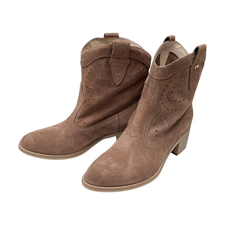 Braune Wildleder-Stiefelette mit Lochmuster, Leder-Innenfutter und Absatz – luftige Damen-Stiefelette bei kassedy.de ??✨ Braune Wildleder-Stiefelette mit Lochmuster, Leder-Innenfutter und Absatz – luftige Damen-Stiefelette bei kassedy.de ??✨