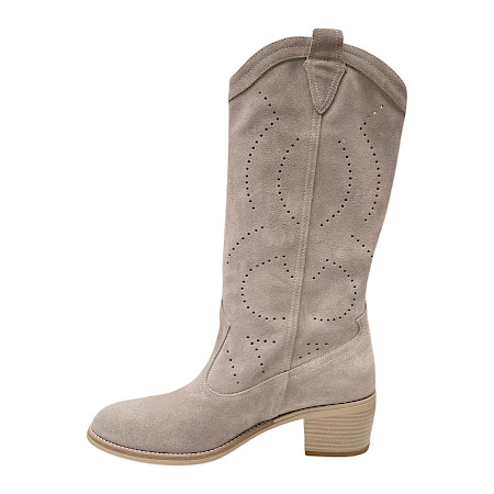 Beiger Lederstiefel von Nero Giardini mit perforiertem Design, 3,5 cm Absatz und hochwertigem Echtleder – elegant, atmungsaktiv und modern Beiger Lederstiefel von Nero Giardini mit perforiertem Design, 3,5 cm Absatz und hochwertigem Echtleder – elegant, atmungsaktiv und modern