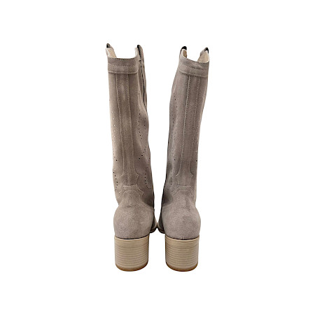 Beiger Lederstiefel von Nero Giardini mit perforiertem Design, 3,5 cm Absatz und hochwertigem Echtleder – elegant, atmungsaktiv und modern Beiger Lederstiefel von Nero Giardini mit perforiertem Design, 3,5 cm Absatz und hochwertigem Echtleder – elegant, atmungsaktiv und modern