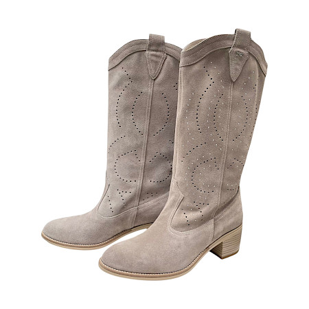 Beiger Lederstiefel von Nero Giardini mit perforiertem Design, 3,5 cm Absatz und hochwertigem Echtleder – elegant, atmungsaktiv und modern Beiger Lederstiefel von Nero Giardini mit perforiertem Design, 3,5 cm Absatz und hochwertigem Echtleder – elegant, atmungsaktiv und modern