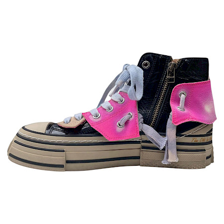 Damen Sneaker Boot in Schwarz-Pink aus Leder mit Naplack, herausnehmbarer Sohle und verstecktem Keilabsatz – auffälliger Designschuh, erhältlich bei kassedy.de ??✨ Damen Sneaker Boot in Schwarz-Pink aus Leder mit Naplack, herausnehmbarer Sohle und verstecktem Keilabsatz – auffälliger Designschuh, erhältlich bei kassedy.de ??✨