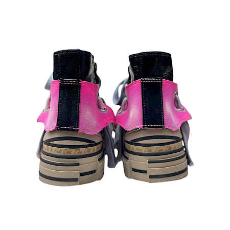 Damen Sneaker Boot in Schwarz-Pink aus Leder mit Naplack, herausnehmbarer Sohle und verstecktem Keilabsatz – auffälliger Designschuh, erhältlich bei kassedy.de ??✨ Damen Sneaker Boot in Schwarz-Pink aus Leder mit Naplack, herausnehmbarer Sohle und verstecktem Keilabsatz – auffälliger Designschuh, erhältlich bei kassedy.de ??✨