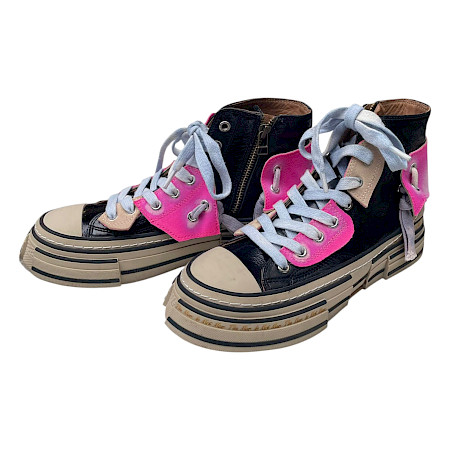 Damen Sneaker Boot in Schwarz-Pink aus Leder mit Naplack, herausnehmbarer Sohle und verstecktem Keilabsatz – auffälliger Designschuh, erhältlich bei kassedy.de ??✨ Damen Sneaker Boot in Schwarz-Pink aus Leder mit Naplack, herausnehmbarer Sohle und verstecktem Keilabsatz – auffälliger Designschuh, erhältlich bei kassedy.de ??✨