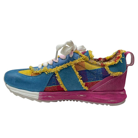 Bunter Sneaker mit auffälligem Patchwork-Design in Blau, Pink und Gelb, kombiniert mit Fransen-Details und weißen Schnürsenkeln. Bunter Sneaker mit auffälligem Patchwork-Design in Blau, Pink und Gelb, kombiniert mit Fransen-Details und weißen Schnürsenkeln.