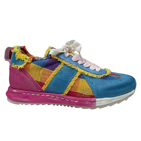 Bunter Sneaker mit auffälligem Patchwork-Design in Blau, Pink und Gelb, kombiniert mit Fransen-Details und weißen Schnürsenkeln. Bunter Sneaker mit auffälligem Patchwork-Design in Blau, Pink und Gelb, kombiniert mit Fransen-Details und weißen Schnürsenkeln.
