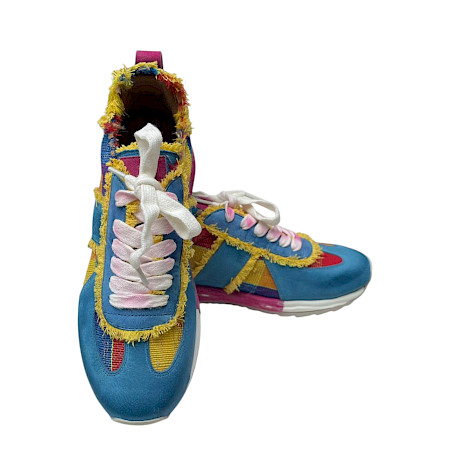 Bunter Sneaker mit auffälligem Patchwork-Design in Blau, Pink und Gelb, kombiniert mit Fransen-Details und weißen Schnürsenkeln. Bunter Sneaker mit auffälligem Patchwork-Design in Blau, Pink und Gelb, kombiniert mit Fransen-Details und weißen Schnürsenkeln.