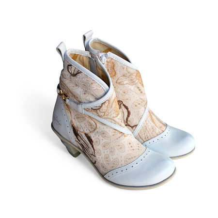 Gemusterte Damen-Stiefelette in Dreamwhite mit Lederkappe, 3,5 cm Absatz, Made in Portugal, chromfrei gegerbt – exklusiv bei kassedy.de ??✨ Gemusterte Damen-Stiefelette in Dreamwhite mit Lederkappe, 3,5 cm Absatz, Made in Portugal, chromfrei gegerbt – exklusiv bei kassedy.de ??✨