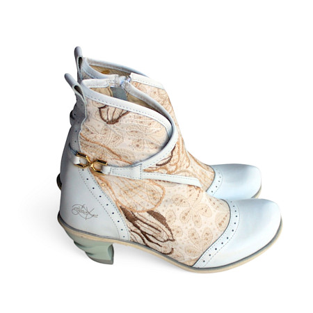 Gemusterte Damen-Stiefelette in Dreamwhite mit Lederkappe, 3,5 cm Absatz, Made in Portugal, chromfrei gegerbt – exklusiv bei kassedy.de ??✨ Gemusterte Damen-Stiefelette in Dreamwhite mit Lederkappe, 3,5 cm Absatz, Made in Portugal, chromfrei gegerbt – exklusiv bei kassedy.de ??✨