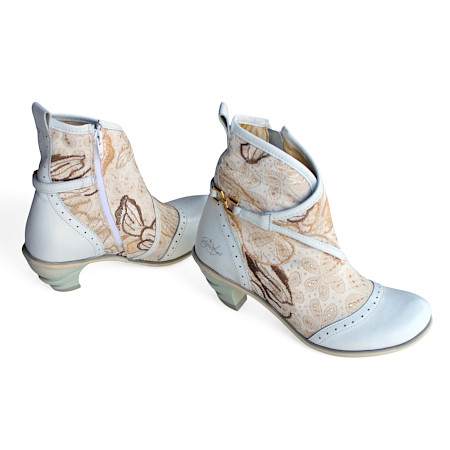 Gemusterte Damen-Stiefelette in Dreamwhite mit Lederkappe, 3,5 cm Absatz, Made in Portugal, chromfrei gegerbt – exklusiv bei kassedy.de ??✨ Gemusterte Damen-Stiefelette in Dreamwhite mit Lederkappe, 3,5 cm Absatz, Made in Portugal, chromfrei gegerbt – exklusiv bei kassedy.de ??✨