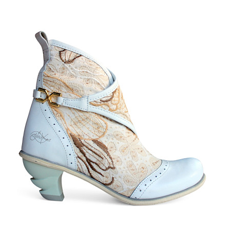 Gemusterte Damen-Stiefelette in Dreamwhite mit Lederkappe, 3,5 cm Absatz, Made in Portugal, chromfrei gegerbt – exklusiv bei kassedy.de ??✨ Gemusterte Damen-Stiefelette in Dreamwhite mit Lederkappe, 3,5 cm Absatz, Made in Portugal, chromfrei gegerbt – exklusiv bei kassedy.de ??✨